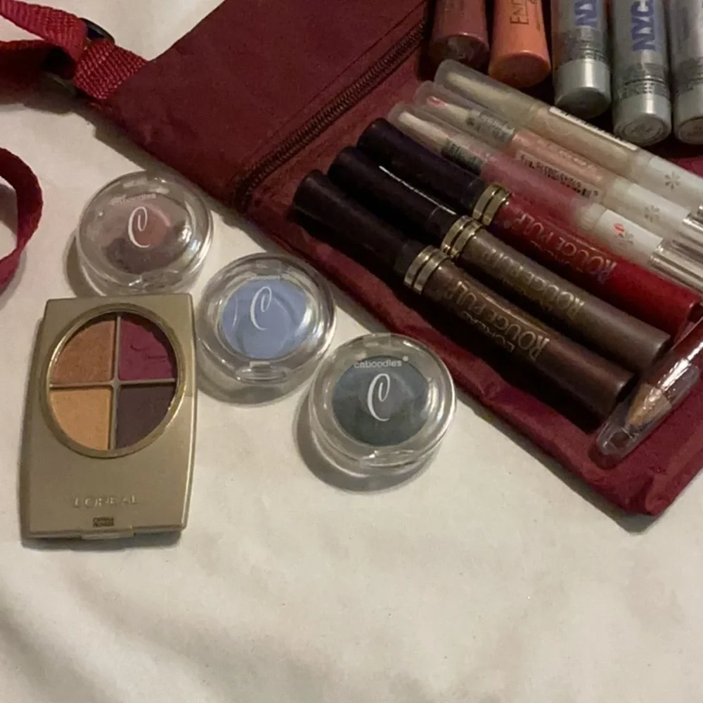 NEW 18 piece Assorted Women’s Makeup Kit in Burgundy - Mixed Brand Collection - Picture 5 of 5